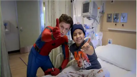 Frame 49.387263 de: Visita solidaria de Spiderman a un hospital infantil en Los Ángeles Frame 49.387263 de: Visita solidaria de Spiderman a un hospital infantil en Los Ángeles