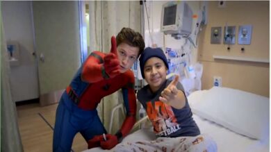 Visita solidaria de Spiderman a un hospital infantil en Los Ángeles