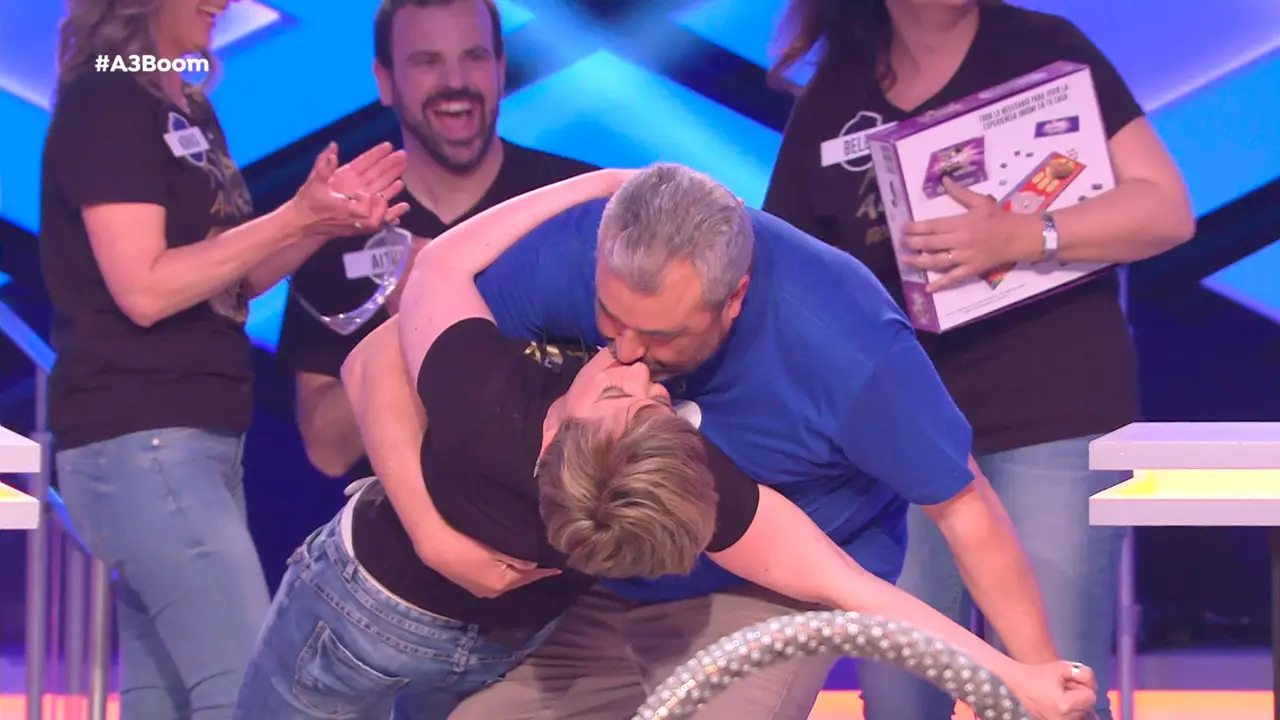 La espectacular despedida, con beso incluido, de dos concursantes de '¡Boom!'