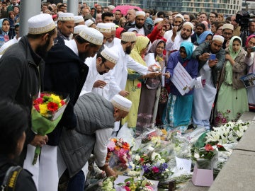Llevan flores en un altar improvisado por las víctimas de Londres