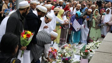 Llevan flores en un altar improvisado por las víctimas de Londres