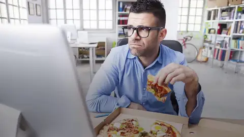 Frame 0.0 de: Ocho razones por las que JAMÁS debes comer en tu mesa de trabajo Frame 0.0 de: Ocho razones por las que JAMÁS debes comer en tu mesa de trabajo