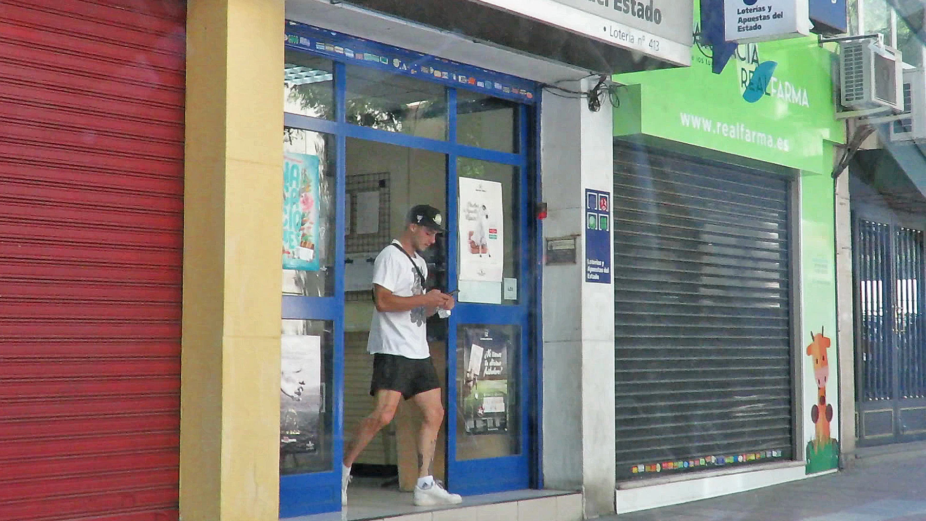 Joel Bosqued saliendo de una administración de loterías Joel Bosqued saliendo de una administración de loterías