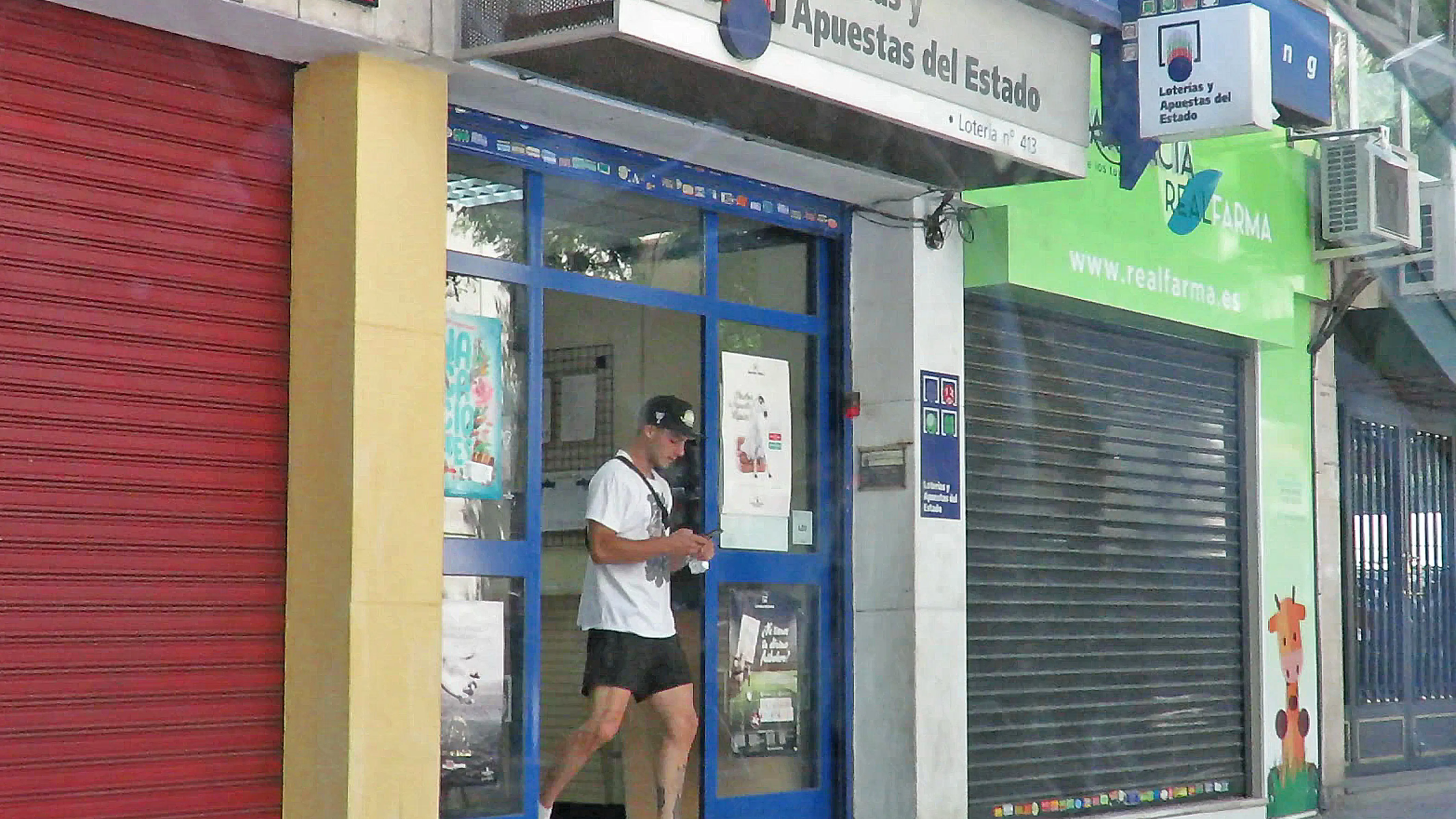 Joel Bosqued saliendo de una administración de loterías Joel Bosqued saliendo de una administración de loterías