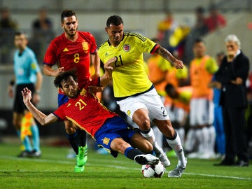 Silva intenta robar el balón en el partido ante Colombia