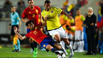 Silva intenta robar el balón en el partido ante Colombia