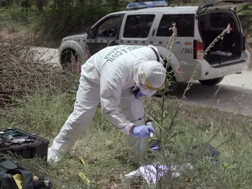 Un forense examina la camiseta de Asunta. Un forense examina la camiseta de Asunta.