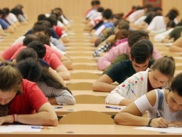 Alumnos en un examen