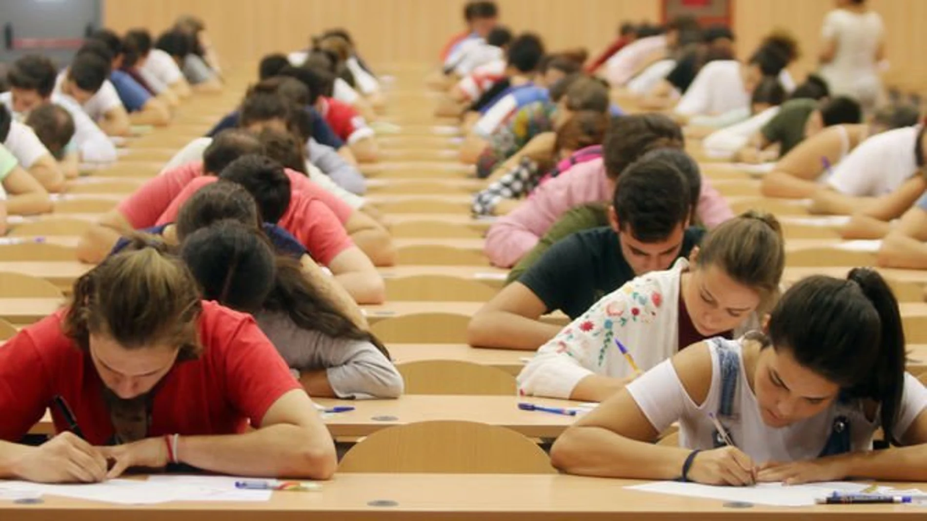 Alumnos en un examen Alumnos en un examen