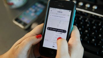 Una persona pide un vehículo a través de la aplicación de Uber