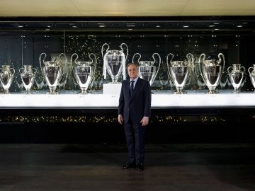 Florentino Pérez posa junto a las doce 'Orejonas' del Real Madrid