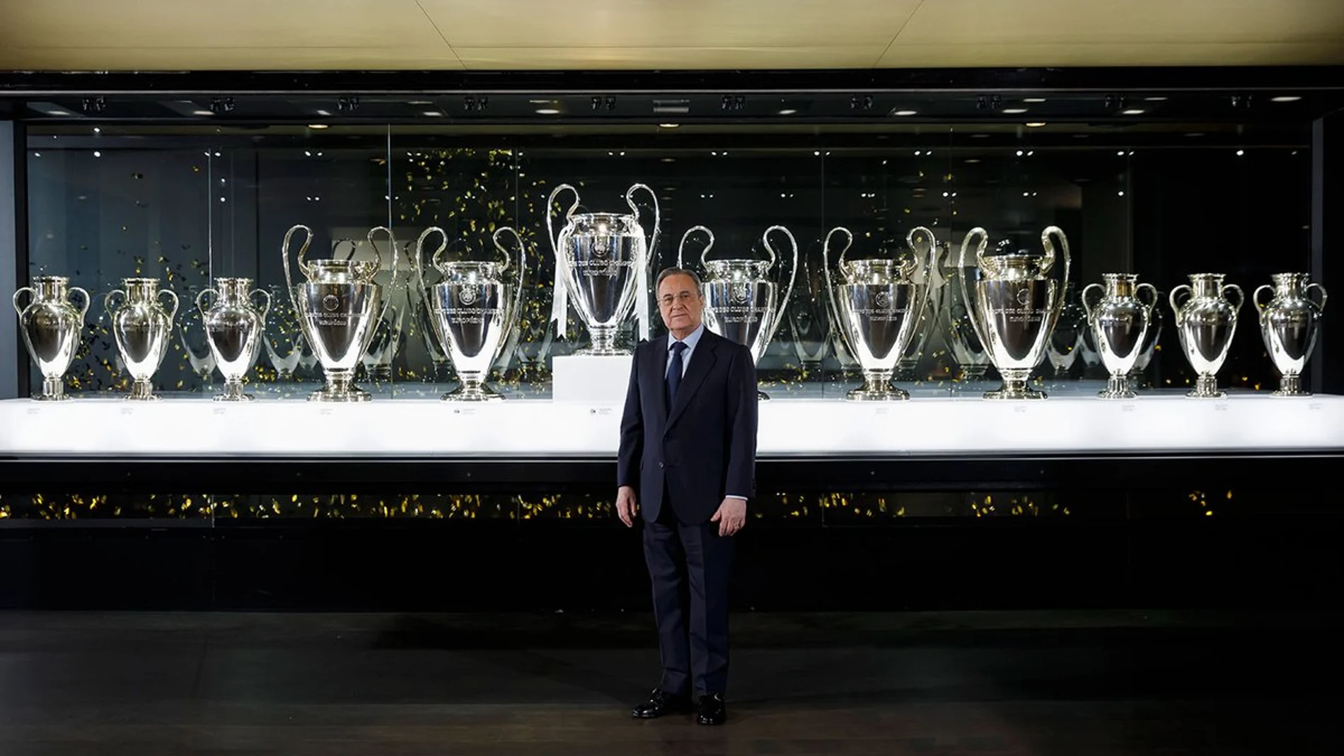 Florentino Pérez posa junto a las doce 'Orejonas' del Real Madrid