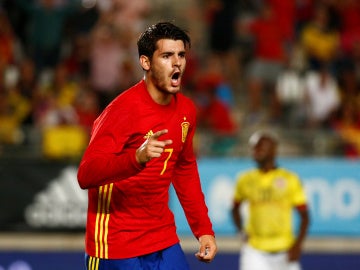 Álvaro Morata celebra un gol con la selección española