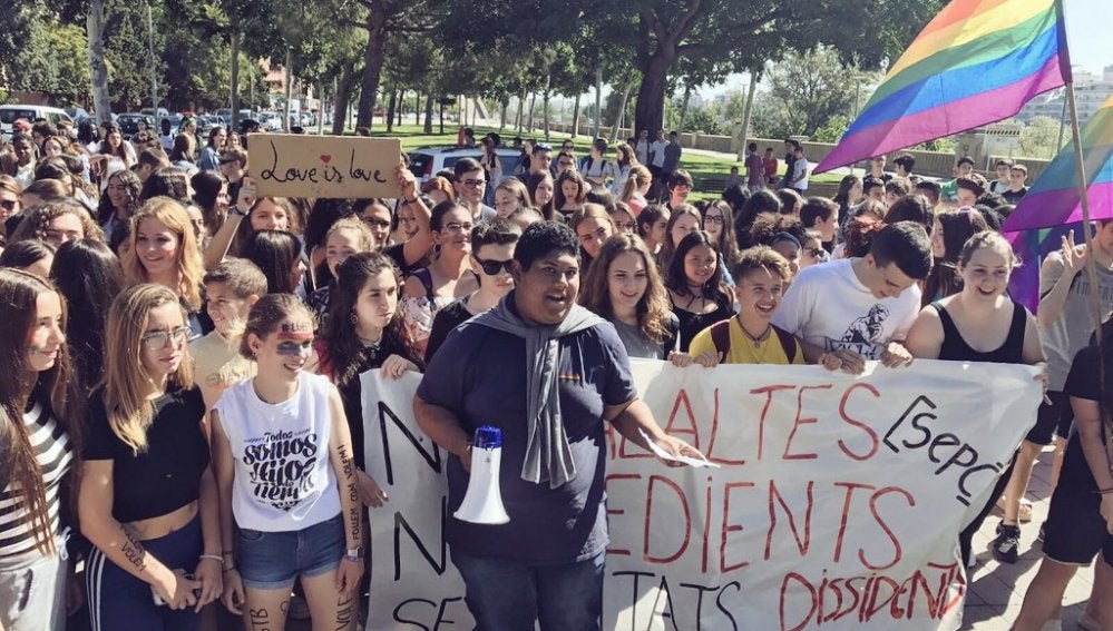 Alumnos de Lleida protestan contra las afirmaciones homófobas de un profesor