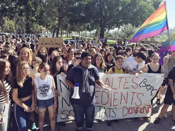 Alumnos de Lleida protestan contra las afirmaciones homófobas de un profesor Alumnos de Lleida protestan contra las afirmaciones homófobas de un profesor