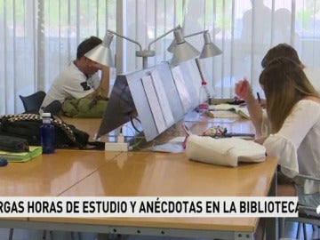 Frame 60.391111 de: Bibliotecas abarrotadas en los días de los exámenes de la nueva selectividad en Galicia 