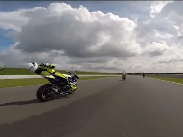 Motorista inconsciente encima de su moto Motorista inconsciente encima de su moto