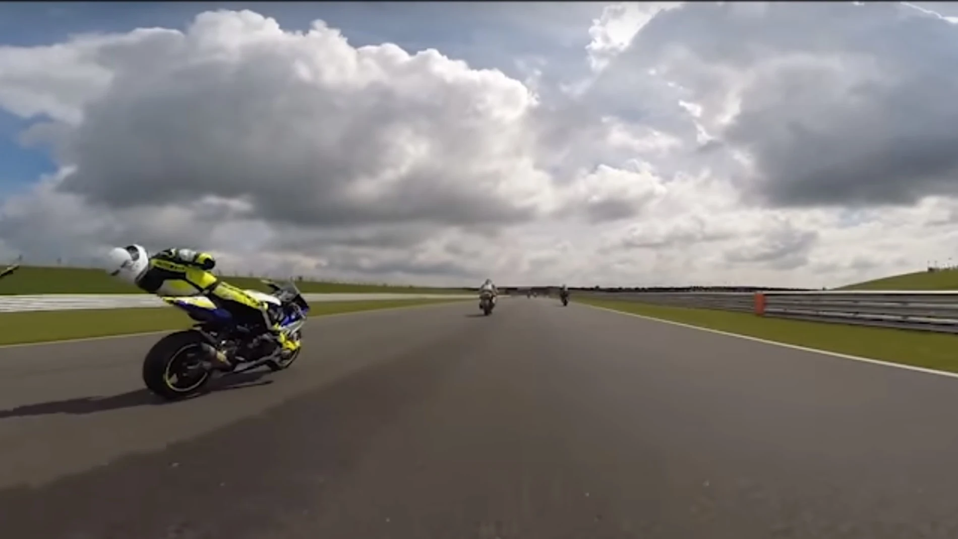 Motorista inconsciente encima de su moto Motorista inconsciente encima de su moto