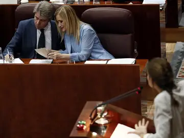 Cristina Cifuentes conversa con su portavoz y consejero de Presidencia y Justicia, Ángel Garrido Cristina Cifuentes conversa con su portavoz y consejero de Presidencia y Justicia, Ángel Garrido