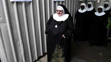 Las monjas llegan a votar 