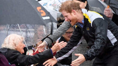El príncipe Harry se reencuentra con su mayor fan en Sidney 