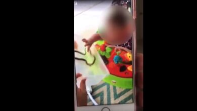 Una madre permite que una serpiente muerda a su bebé de un año