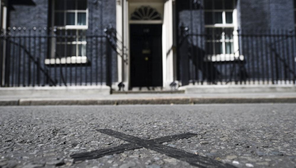 Vista de la marca junto a la puerta principal de la casa del primer ministro británico en el número 10 de Downing Street