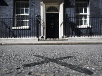 Vista de la marca junto a la puerta principal de la casa del primer ministro británico en el número 10 de Downing Street