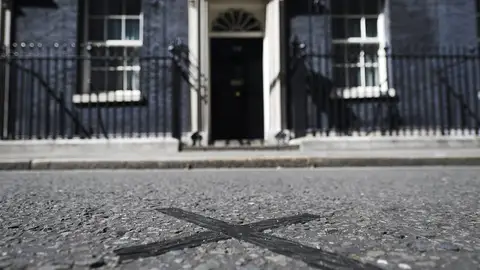 Vista de la marca junto a la puerta principal de la casa del primer ministro británico en el número 10 de Downing Street Vista de la marca junto a la puerta principal de la casa del primer ministro británico en el número 10 de Downing Street