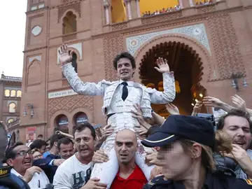 El diestro Juan del Álamo sale por la puerta grande El diestro Juan del Álamo sale por la puerta grande