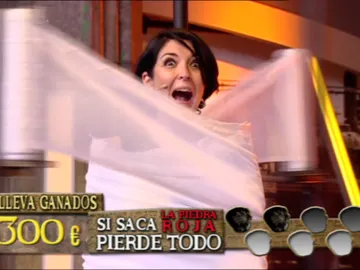 Una persona del público se lleva un gran premio tras convertirse en una auténtica momia Una persona del público se lleva un gran premio tras convertirse en una auténtica momia