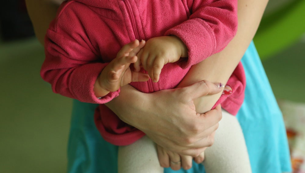 Una mujer sostiene a un bebé