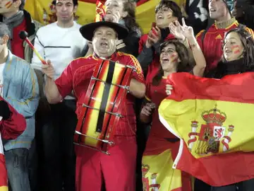 Manolo el del Bombo en un partido de la selección española Manolo el del Bombo en un partido de la selección española