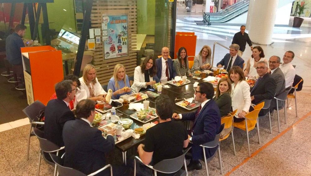El PP de Madrid comiendo en un restaurante de comida rápida
