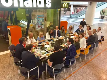El PP de Madrid comiendo en un restaurante de comida rápida El PP de Madrid comiendo en un restaurante de comida rápida