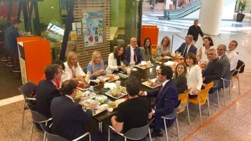 El PP  de Madrid comiendo en un restaurante de comida rápida