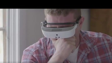 Hombre ciego con gafas inteligentes