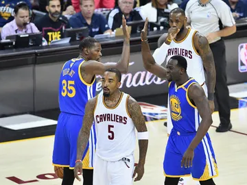 Kevin Durant y Draymond Green celebran una canasta ante LeBron James Kevin Durant y Draymond Green celebran una canasta ante LeBron James