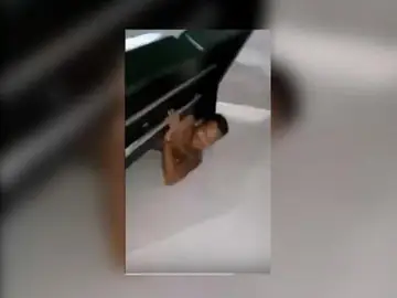 Hombre escondido debajo de la cama Hombre escondido debajo de la cama