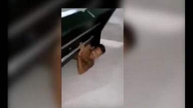 El vídeo viral en el que una mujer es sorprendida por sus suegros con su amante escondido debajo de la cama