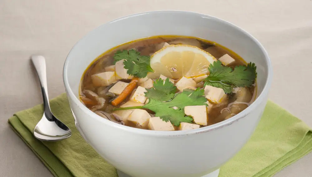 Sopa de miso con soba y tofu