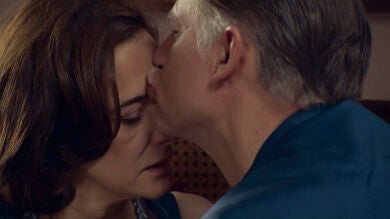 Félix se detiene ante un momento íntimo con Rosalía
