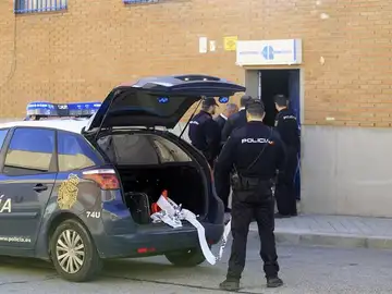 La Policía registra una de las naves en una macrooperación de Hacienda contra el fraude en productos chinos La Policía registra una de las naves en una macrooperación de Hacienda contra el fraude en productos chinos
