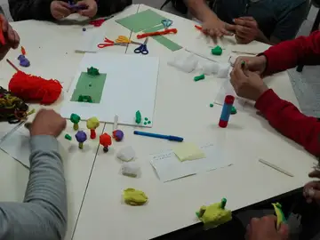 A lo largo de cinco meses, entre febrero y junio de este año, los alumnos del Master de Psicopedagogía de la Universidad Jaume I de Castellón, han elaborado un proyecto que tenía como objetivo, dinamizar el barrio de San Lorenzo. A lo largo de cinco meses, entre febrero y junio de este año, los alumnos del Master de Psicopedagogía de la Universidad Jaume I de Castellón, han elaborado un proyecto que tenía como objetivo, dinamizar el barrio de San Lorenzo.
