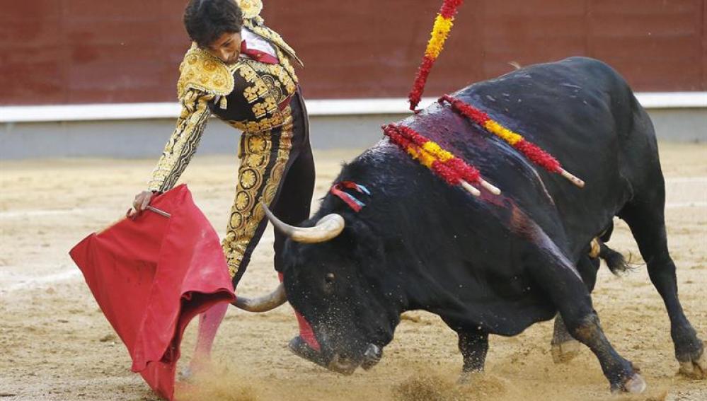 El diestro Pérez Mota en su faena a su segundo toro, durante el vigésimo octavo festejo de la Feria de San Isidro