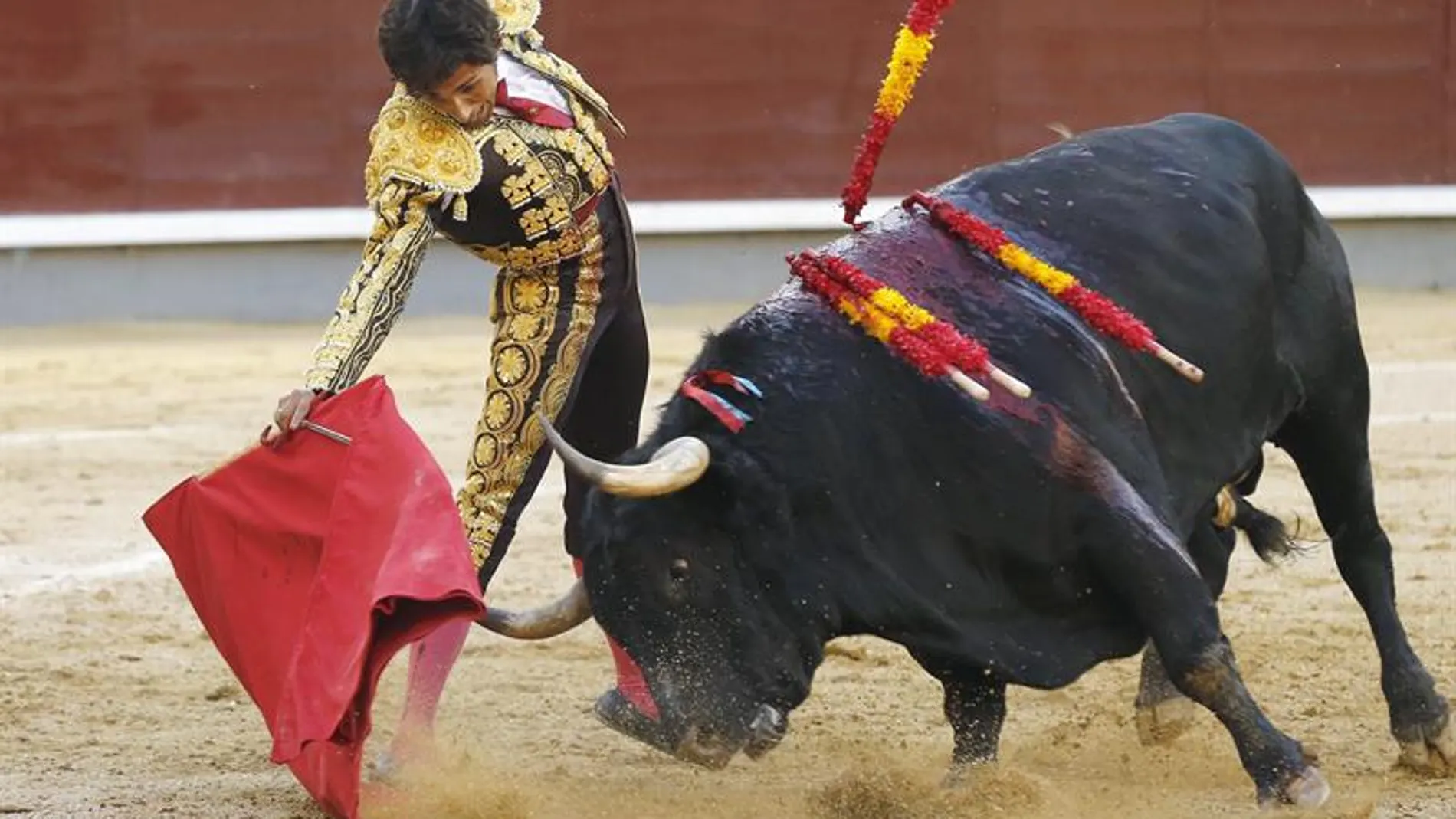 El diestro Pérez Mota en su faena a su segundo toro, durante el vigésimo octavo festejo de la Feria de San Isidro