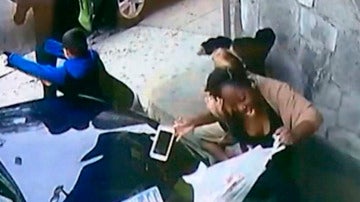  Una mujer es brutalmente atropellada cuando intentaba evitar que ese coche arrollara a un niño