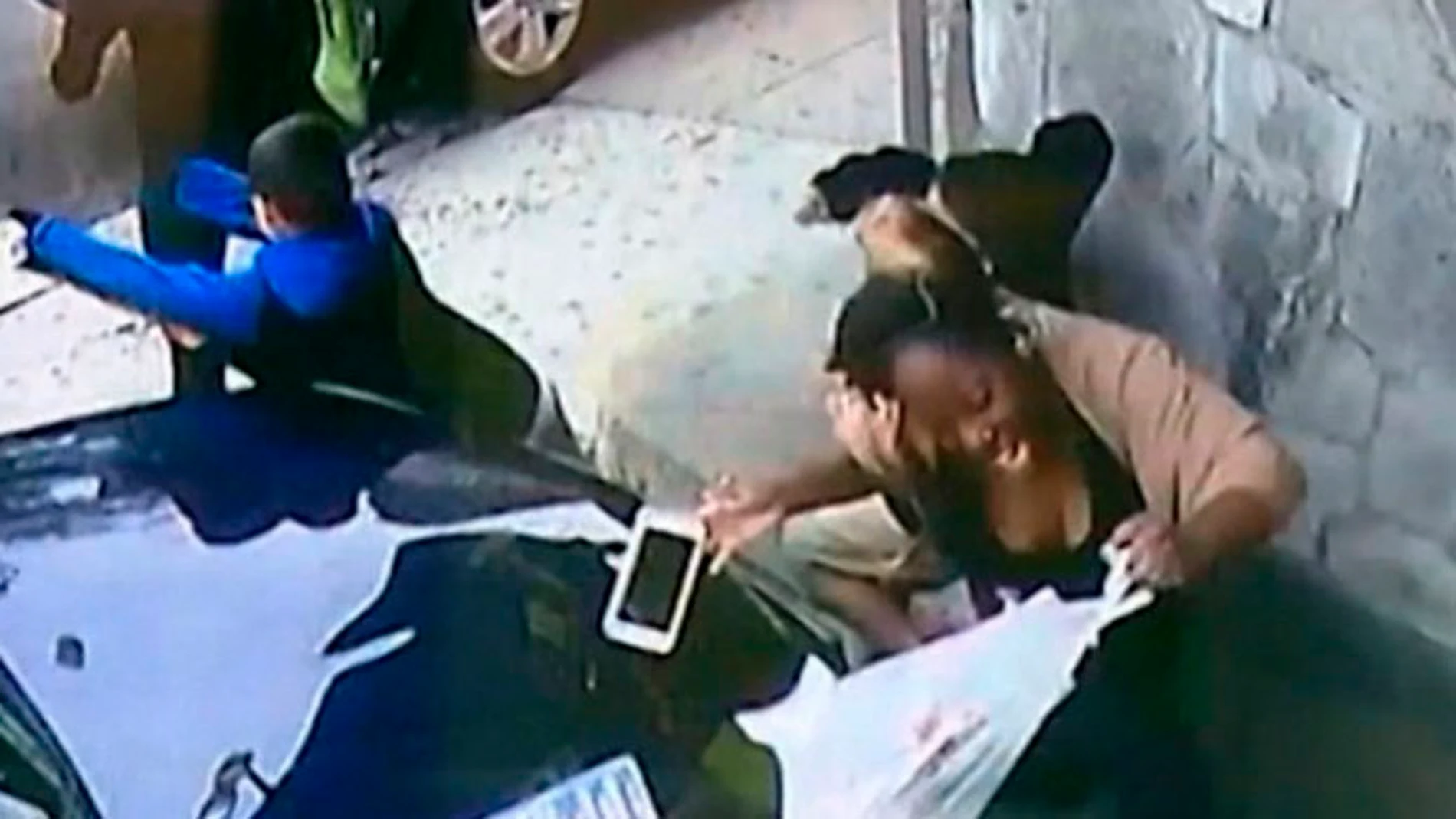 Una mujer es brutalmente atropellada cuando intentaba evitar que ese coche arrollara a un niño Una mujer es brutalmente atropellada cuando intentaba evitar que ese coche arrollara a un niño
