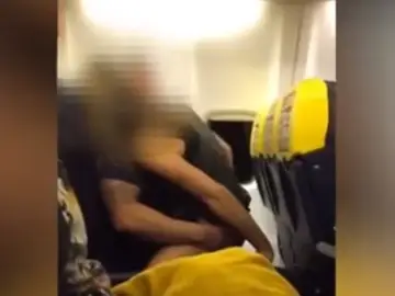 Una pareja teniendo sexo en un avión Una pareja teniendo sexo en un avión