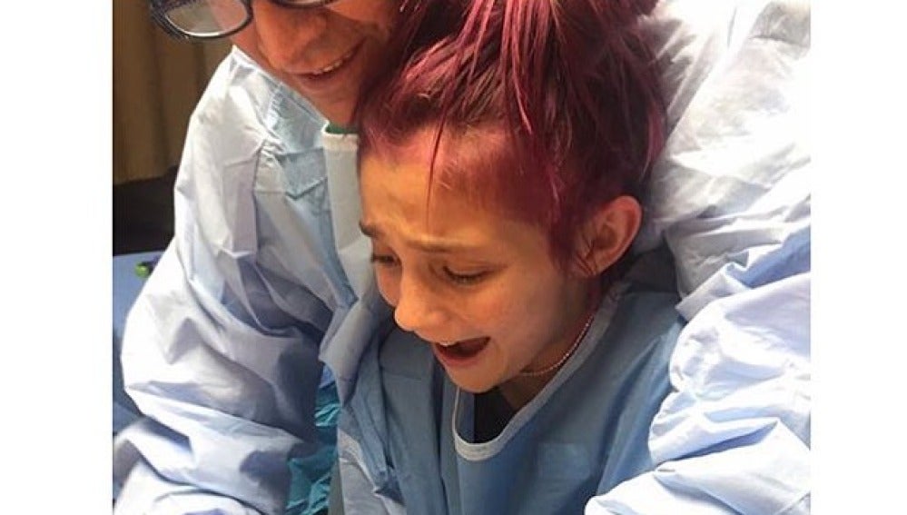 Niña ayuda en el nacimiento de su hermanito